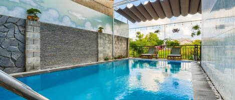 10 outdoor pools, pool umbrellas, sun loungers