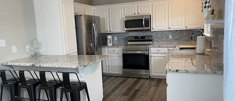 雪櫃、微波爐、焗爐、爐具