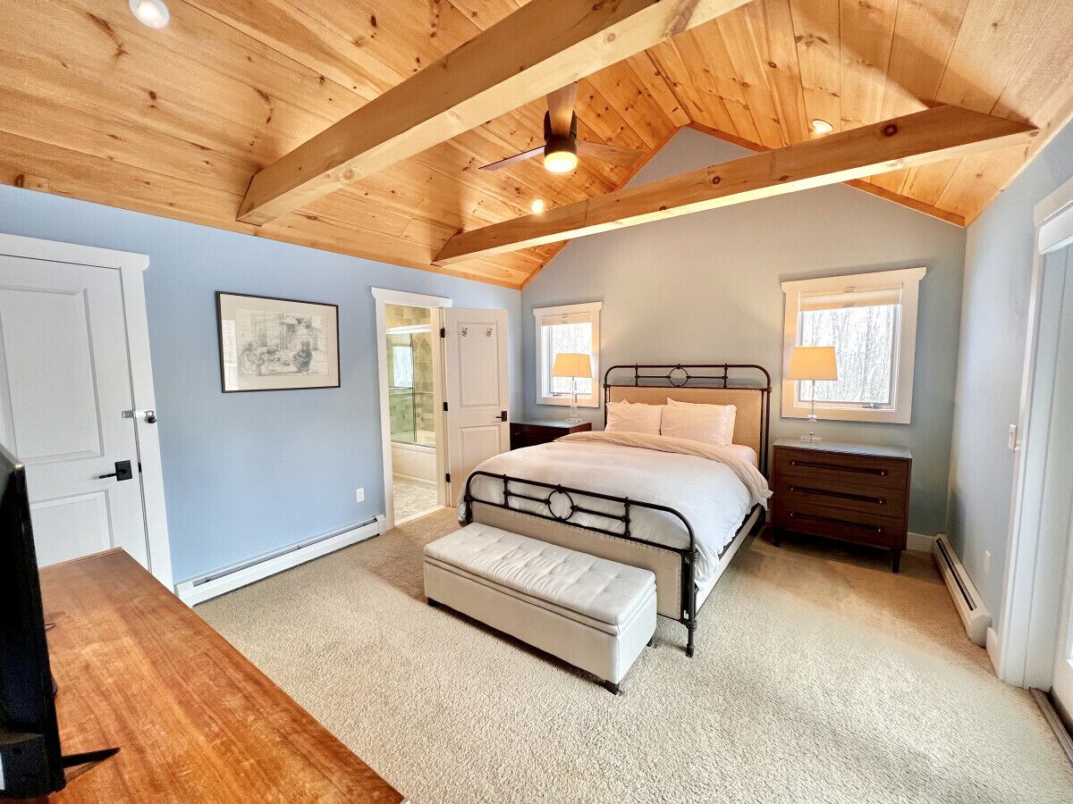 4 slaapkamers, een bureau, een strijkplank/strijkijzer, reisbedje