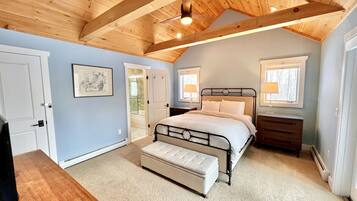 4 slaapkamers, een bureau, een strijkplank/strijkijzer, reisbedje