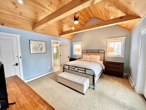 4 bedrooms, desk, iron/ironing board, travel cot