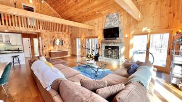 Smart TV, fireplace, ping pong, books