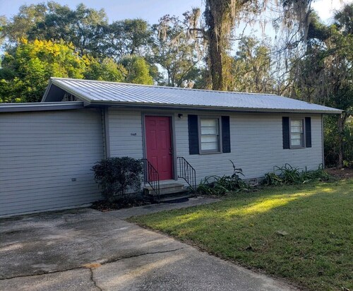Cozy Cottage surrounded by antebelllum homes close to downtown.