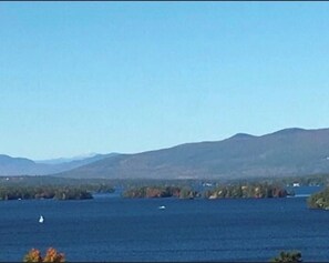 Property grounds - Dramatic Winnipesaukee lake home. Close to everything (Gilford)