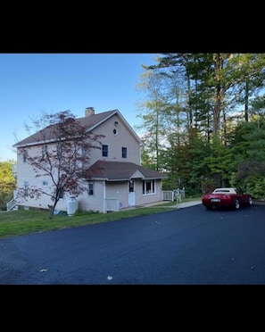Exterior - Dramatic Winnipesaukee lake home. Close to everything (Gilford)