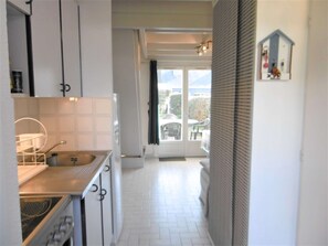 Fridge, toaster, cookware/dishes/utensils - Maisonette 3 rooms 4 people 50 m from the port of St Jacques (SARZEAU)