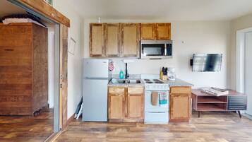 Frigorífico, microondas, horno y placa de cocina