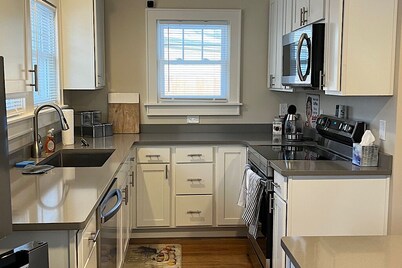 Charming Bungalow near historic district, State Capital, MSU campus and downtown