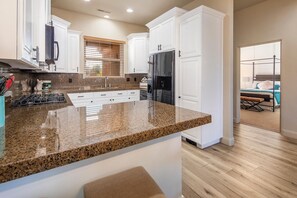 Refrigerador, microondas, horno y parrilla de estufa 