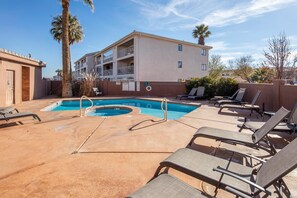 Alberca al aire libre y alberca climatizada