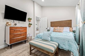 5 Schlafzimmer, Schreibtisch, Bügeleisen/Bügelbrett, Reisekinderbett