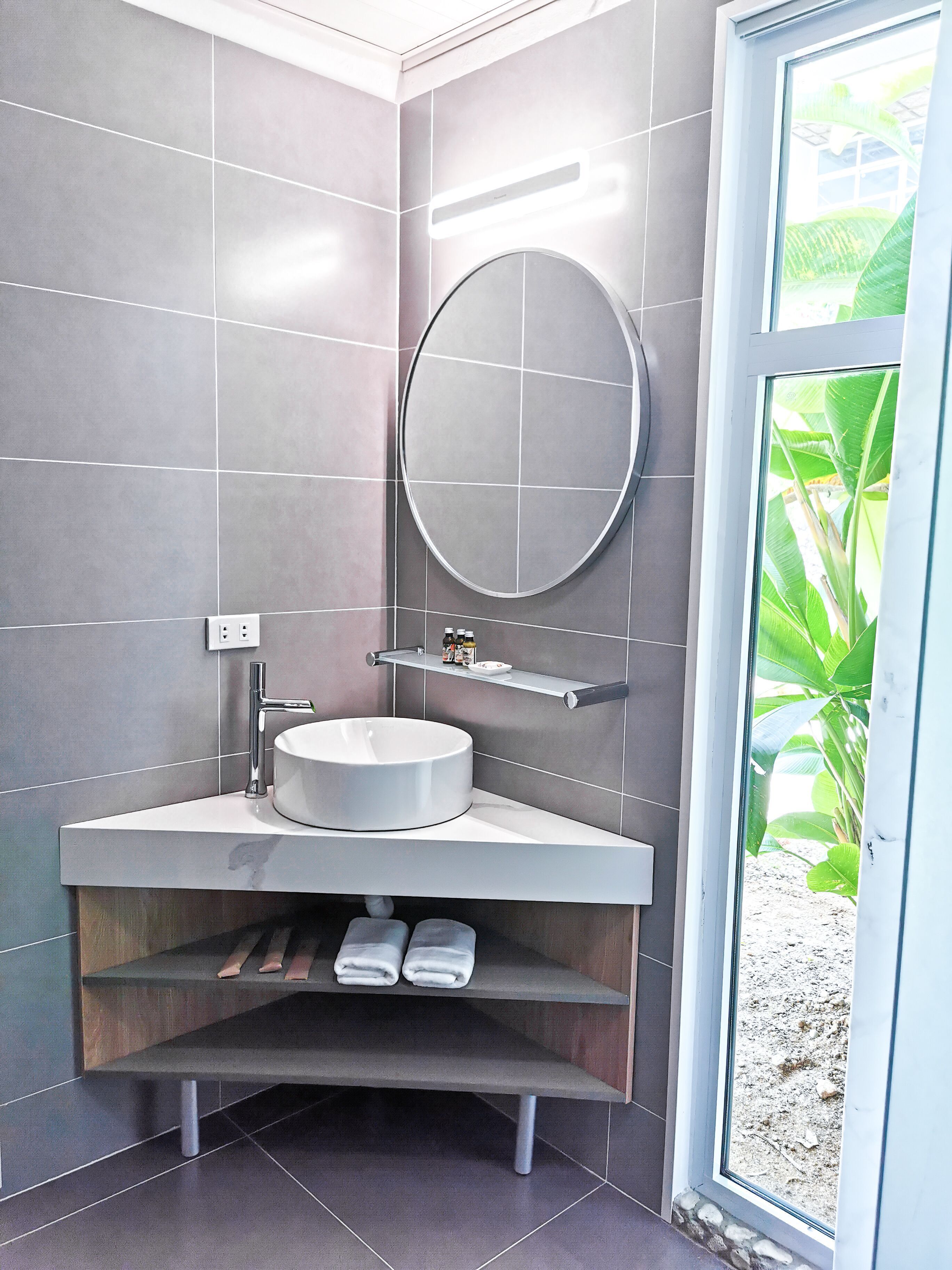 Baño | Regadera, regadera tipo lluvia, amenidades de baño de diseñador 