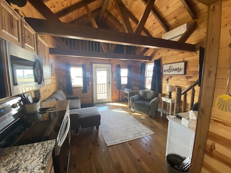 Smart TV, DVD player, video library. Cozy cabin with views of Lake Erie and colorful sunsets!