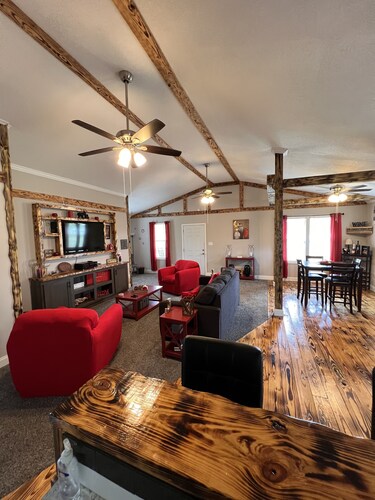 Cozy, Quaint, Beautiful Cottage- 5 Mins From Downtown