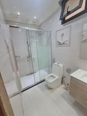 Shower, bidet, soap - RESIDENCE DIBA ALMADIES NGOR (Dakar)