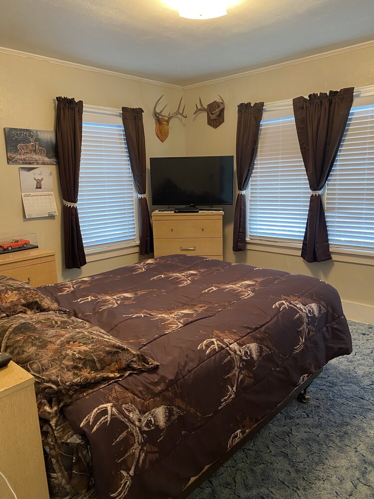 Cozy house with great views20 min from Sturgis Lead Vrbo