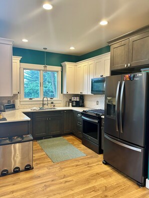 Refrigerador, microondas, horno y parrilla de estufa 