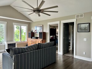 Smart-TV, bøker, stereoanlegg og PC-skjermer