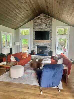 Smart TV, books, stereo, computer monitors - Lake Michigan Views and Big Beach Access! (Shelby)