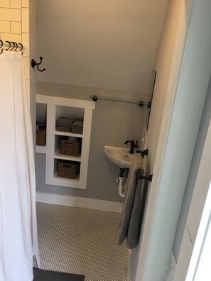 Hair dryer, towels - Cozy Studio Apartment Nestled in the Trees  (Asheville)