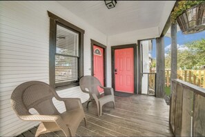 Terrace/patio - Cozy Casita!!! 5 minutes from Downtown San Antonio and Riverwalk!!! (San Antonio)