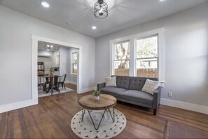 Living area - Cozy Casita!!! 5 minutes from Downtown San Antonio and Riverwalk!!! (San Antonio)