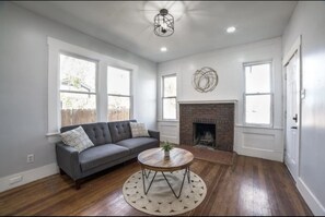 Living area - Cozy Casita!!! 5 minutes from Downtown San Antonio and Riverwalk!!! (San Antonio)