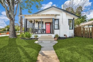 Exterior - Cozy Casita!!! 5 minutes from Downtown San Antonio and Riverwalk!!! (San Antonio)
