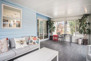 Smart TV - 4 Private Bedrooms, 3 Full Baths, Beautiful Chef's Kitchen, Yard, EV Charger (Omaha)