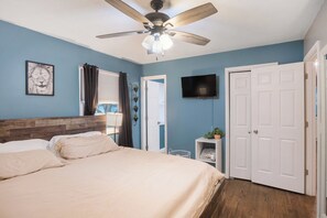 4 bedrooms, desk, iron/ironing board, travel crib - 4 Private Bedrooms, 3 Full Baths, Beautiful Chef's Kitchen, Yard, EV Charger (Omaha)