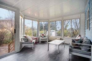 Smart TV - 4 Private Bedrooms, 3 Full Baths, Beautiful Chef's Kitchen, Yard, EV Charger (Omaha)