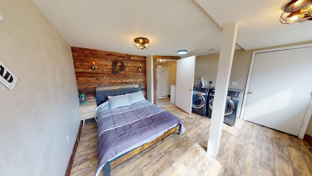 The Hobo Hideaway B Pet Friendly & Just Off the Neosho Square