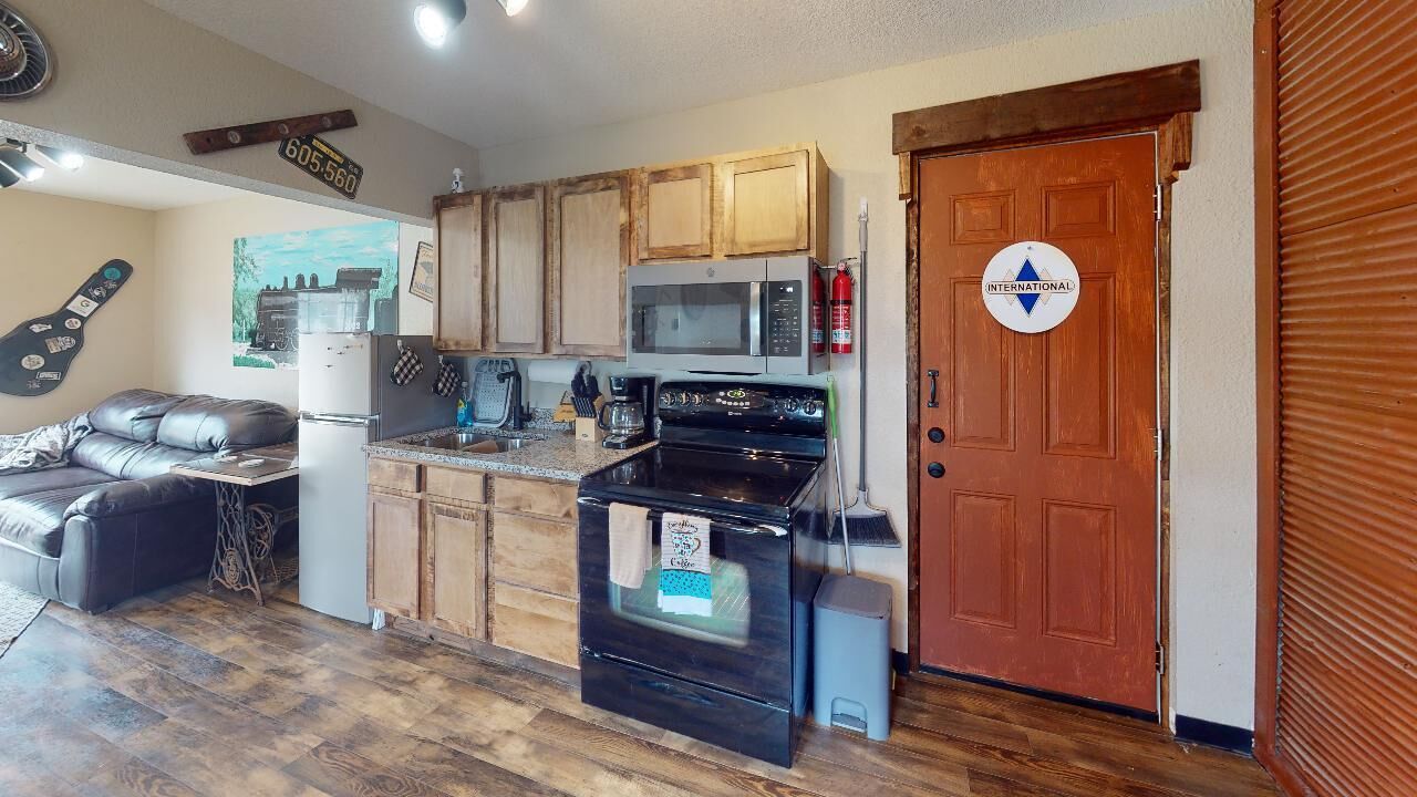 Réfrigérateur, micro-ondes, four, plaque de cuisson