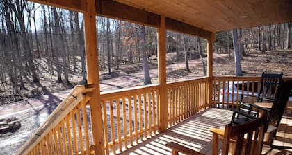 Bright & quiet cabin near mountain attractions