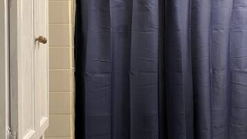 Secadora de cabello, toallas, jabón, papel de baño