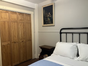 2 habitaciones, tabla de planchar con plancha, wifi y ropa de cama 