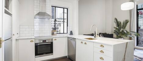 Deluxe Apartment | Private kitchen | Full-size fridge, microwave, oven, stovetop