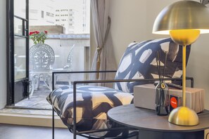 Deluxe-Apartment | Wohnbereich | Fernseher