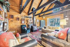 TV, fireplace, DVD player, stereo - Large Rustic Cozy Cabin (Star Valley Ranch)