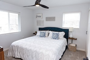 3 bedrooms, desk, iron/ironing board, travel crib - Lucky Kentucky Ranch Home- Visit Ark & Creation Museum (Erlanger)
