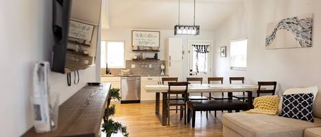 Älytelevisio, videopelejä, DVD-soitin, pöytäjalkapallopöytä