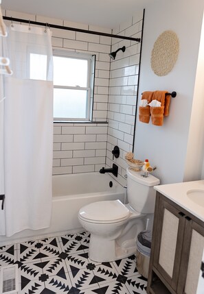 Hair dryer, towels, soap, shampoo - Lucky Kentucky Ranch Home- Visit Ark & Creation Museum (Erlanger)