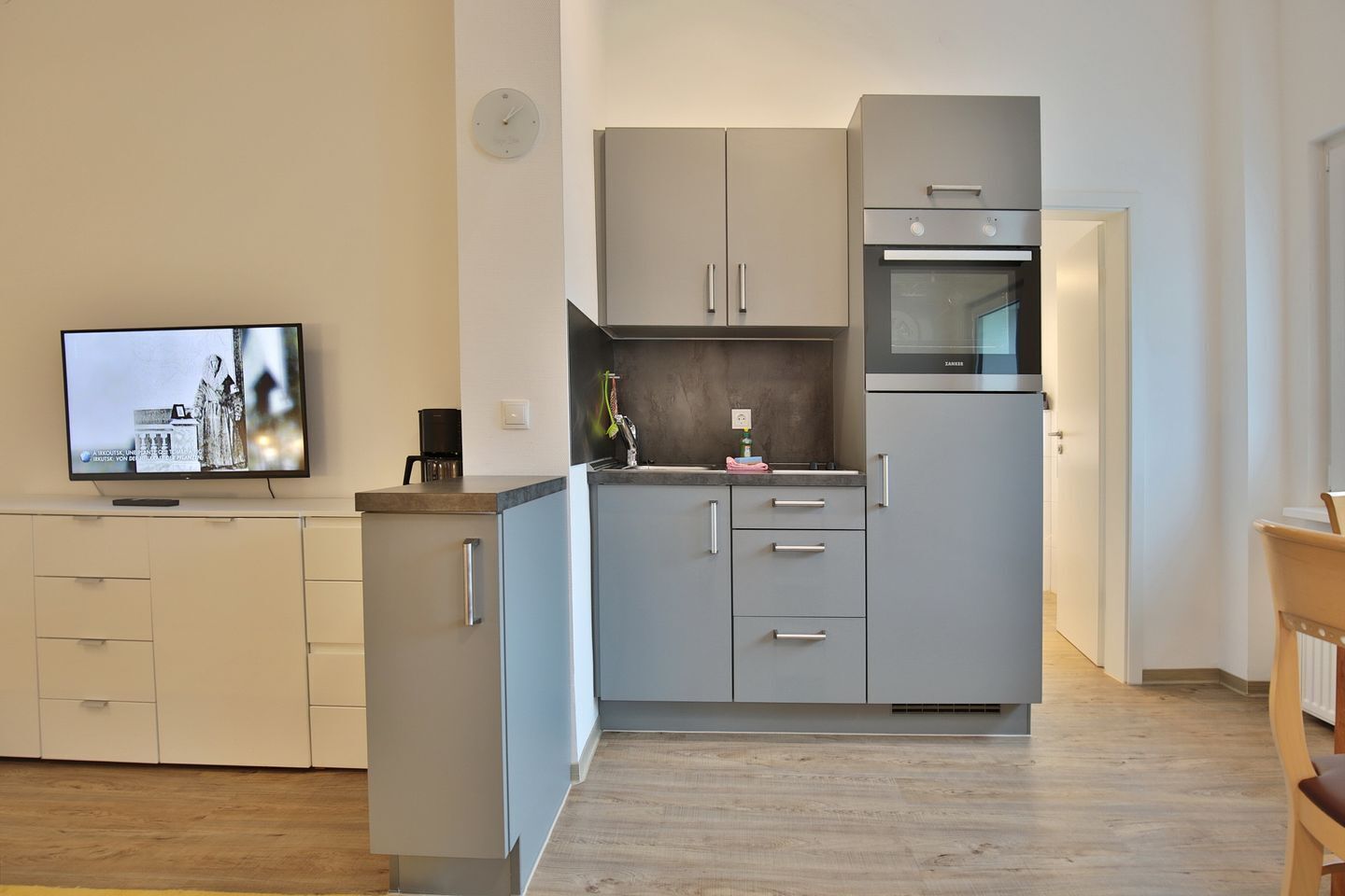 Refrigerador, horno, parrilla de estufa y cafetera y tetera 