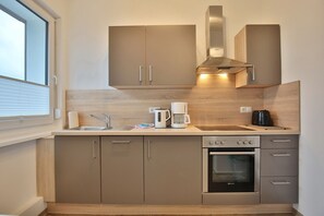 Fridge, oven, stovetop, dishwasher