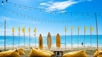 Plage, parasols, massages sur la plage, 3 bars de plage