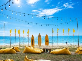 Ubicación cercana a la playa, sombrillas y masajes en la playa