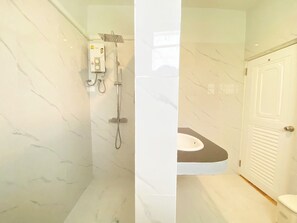 Habitación Grand | Baño | Ducha y toallas