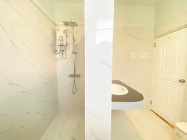 Habitación Grand | Baño | Ducha y toallas