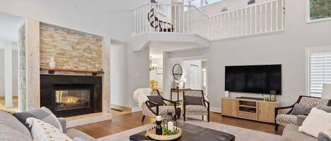 Älytelevisio, takka, pöytäjalkapallopöytä, stereot