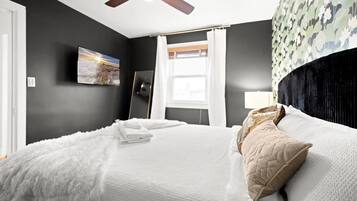 4 quartos, escrivaninha, ferros/tábuas de passar roupa